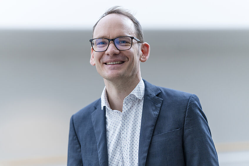 Die Abbildung zeigt das Portrait von Tilman Kühn